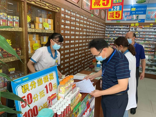 （圖為黃勁鋒局長、個私企徐國奇副書記檢查藥店落實購藥實名登記情況）.jpg