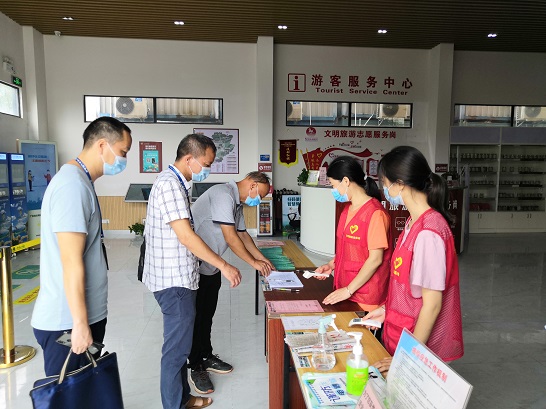 （圖為東城所人員到金雞巖、牛魚嘴、黃騰峽景區(qū)開展疫情防控檢查）.jpg