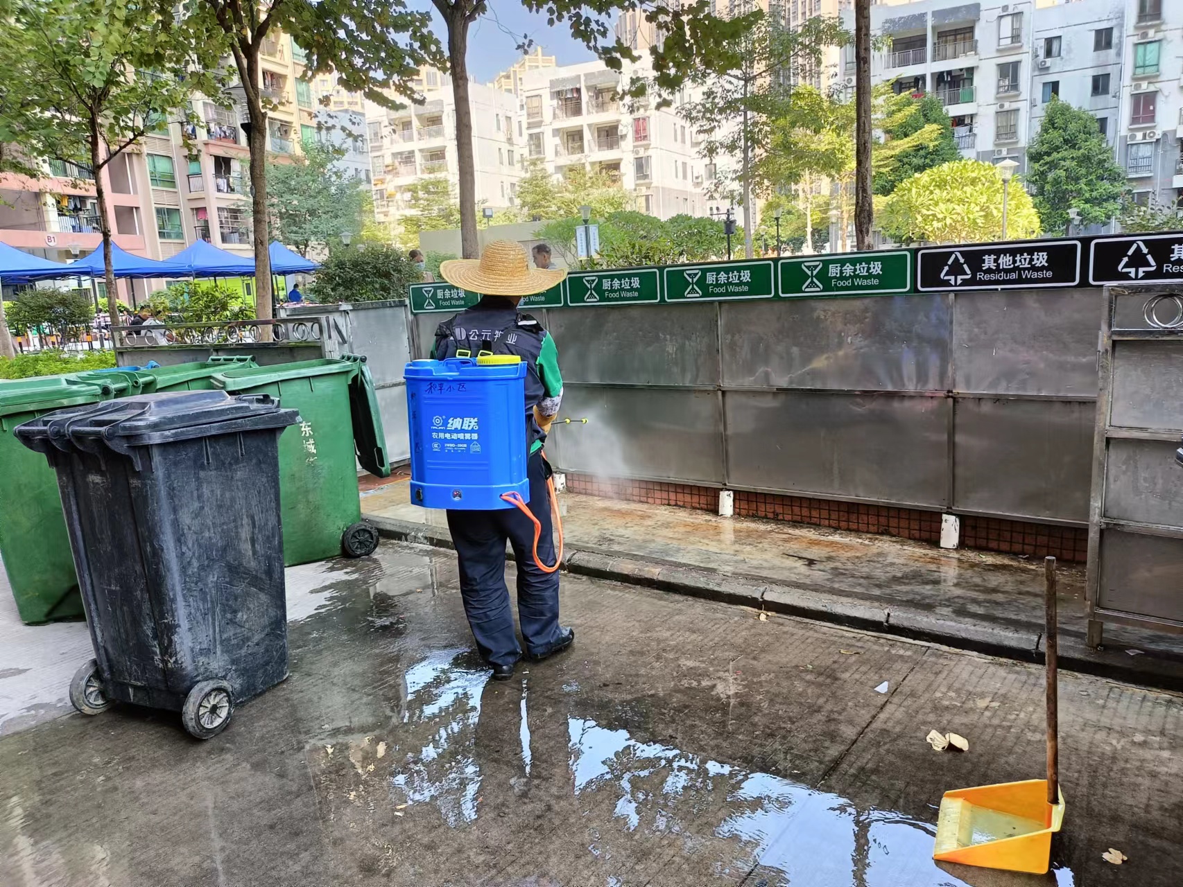 清理綠化帶垃圾，清洗各各棟樓大堂地面與消毒垃圾池7.jpg