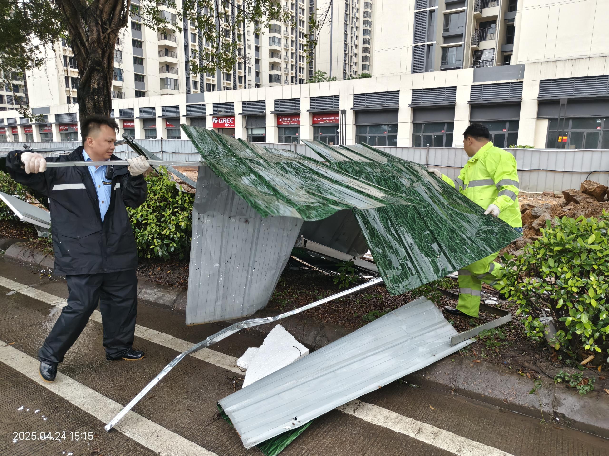 執(zhí)法人員清理倒塌圍擋.jpg